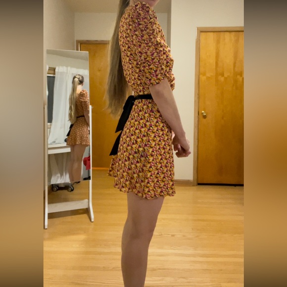 Geometric Silk Dress with Puff Sleeves - Picture 5 of 7